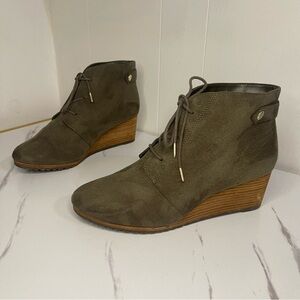 Dr. Scholl's Olive Suede Wedge Ankle Boots Memory Foam Faux Suede 10 Wide Width